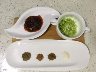 3、狼牙土豆,准备好调料（辣椒、葱花、孜然粉、五香粉、花椒粉、白砂糖）。