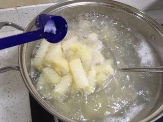 4、狼牙土豆,将土豆煮到6成熟！煮的时候加一点盐。这里土豆不可以太熟哦，以免后面炸土豆的时候易断。