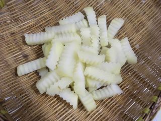 5、狼牙土豆,煮得差不多了将土豆捞起来用水冲洗一下再沥干水分！