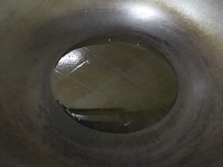 6、狼牙土豆,在锅里倒入香菜油，这里不需要太多的油哦！