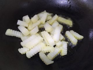 7、狼牙土豆,油温上来就往锅里倒入土豆。