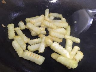 8、狼牙土豆,土豆煎至起锅巴为止。