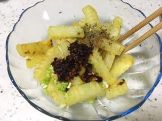 9、狼牙土豆,煎好后将土豆捞起来趁热加入调料然后调匀即可。