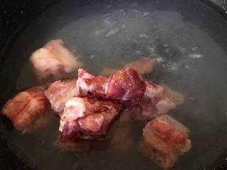1、糖醋排骨,将排骨洗净,锅里放水,烧开,排骨放入,一分钟左右捞出