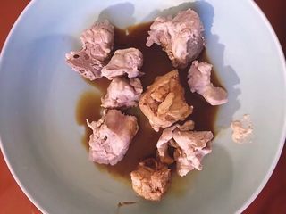 2、糖醋排骨,沥干水分,将生抽倒入腌制半小时