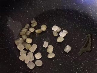 3、糖醋排骨,锅里放少许油,将冰糖放入