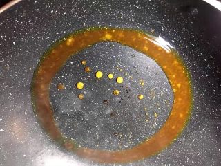 4、糖醋排骨,炒至变色金黄糖色