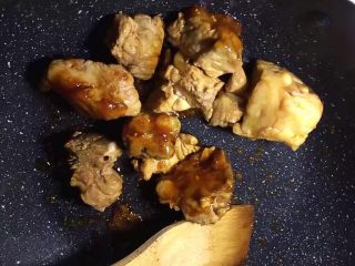 5、糖醋排骨,将腌制好的排骨放入