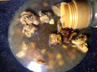 7、糖醋排骨,加入适量水,水没过排骨即可加醋