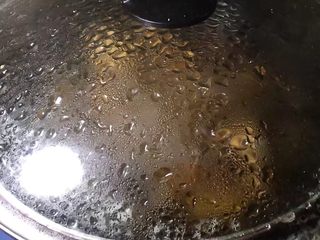 11、糖醋排骨,盖上锅盖,煮开,转小火十分钟