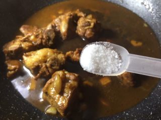 9、糖醋排骨,加入一勺盐调味