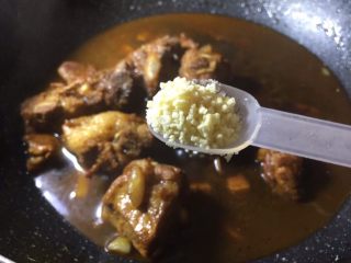 10、糖醋排骨,加入一勺鸡精调味