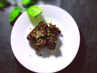 13、糖醋排骨,将芝麻炒香,撒上芝麻