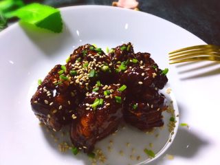 14、糖醋排骨,葱洗净切末,撒上葱花即可