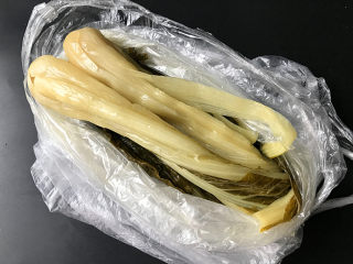 3、鸭腿腌菜汤,这是亲戚用自家种的长棵青菜的菜芯、腌制的腌菜