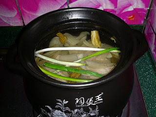 9、鸭腿腌菜汤,加适量清水移至燃气灶上