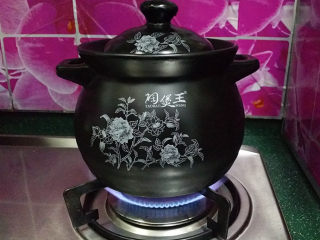 10、鸭腿腌菜汤,加盖大火,此时最好不要离开了,注意溢锅