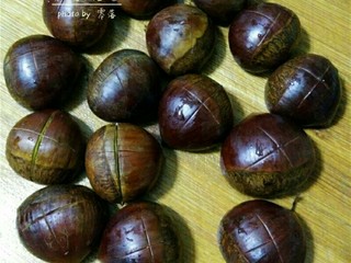 2、板栗烧鸡,板栗洗净，在板栗壳上，切十字刀，刀口深度需切开里面的板栗衣，然后放入淡盐水中煮10分钟左右；