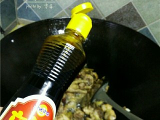 9、板栗烧鸡,调入适量红烧酱油，蚝油；