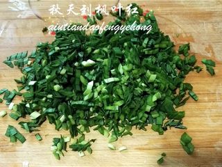 2、韭菜鸡蛋春卷,切成碎段。