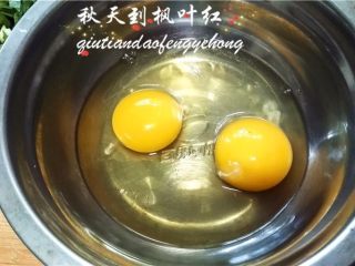 3、韭菜鸡蛋春卷,鸡蛋打散。