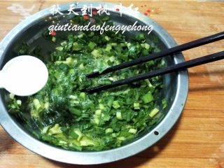 4、韭菜鸡蛋春卷,将韭菜放入鸡蛋液中放入少许盐拌匀。