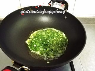 5、韭菜鸡蛋春卷,锅中放入适量油，将韭菜鸡蛋液倒入。