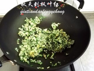 6、韭菜鸡蛋春卷,翻炒成熟即可出锅备用。