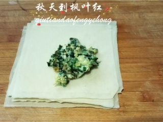 7、韭菜鸡蛋春卷,春卷皮备好，取适量韭菜馅放在春卷皮上，