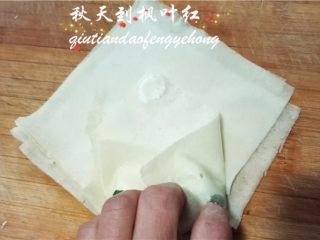 8、韭菜鸡蛋春卷,菱形放置，先将底角折起，然后再收起两侧的边角。