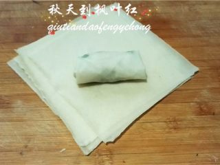 9、韭菜鸡蛋春卷,对角卷起，上角抹少许水或面糊粘住即可；