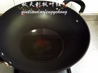 11、韭菜鸡蛋春卷,锅中倒入适量油；