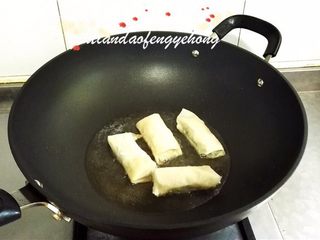 12、韭菜鸡蛋春卷,锅中油烧热，放入春卷。