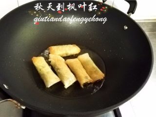13、韭菜鸡蛋春卷,中小火炸制春卷金黄。