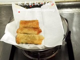 14、韭菜鸡蛋春卷,捞出放吸油纸上沥油即可食用。
