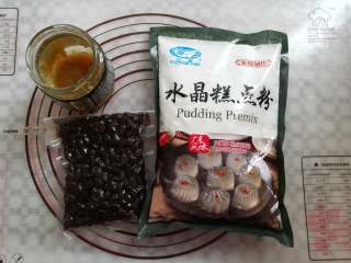 1、蜜豆钵仔糕,准备好做钵仔糕的材料并称出需要的重量