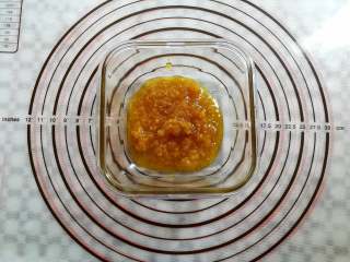 2、蜜豆钵仔糕,取一个干净的玻璃碗倒入70克转化糖浆(我用的是糖浆的结晶体)