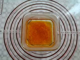 3、蜜豆钵仔糕,加入70克的温水