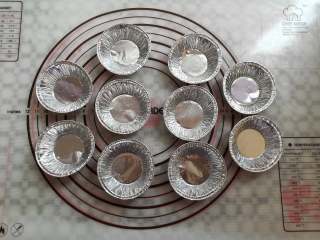 5、蜜豆钵仔糕,准备10个一次性的锡纸小模具,在模具里刷少量的油