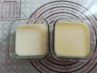 9、蜜豆钵仔糕,用滤网过筛好的面浆