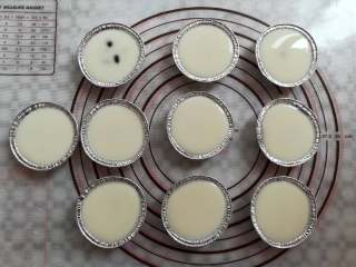 10、蜜豆钵仔糕,面浆倒入模具,大概8分满,在面浆里放入适量的糖渍蜜豆(多的部分可以用玻璃碗蒸)