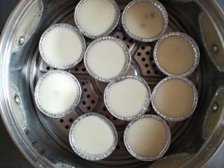 11、蜜豆钵仔糕,模具放入蒸锅里,大火蒸8-10分钟,变成透明色关火