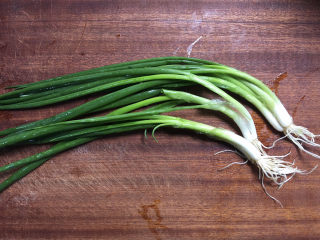 2、小葱炒鸡蛋,小葱清洗干净去掉根部