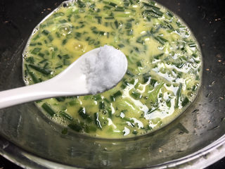 7、小葱炒鸡蛋,加入少许盐