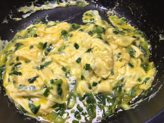 13、小葱炒鸡蛋,炒至凝固即可装盘