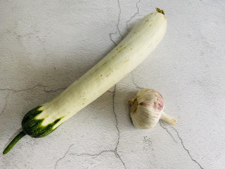 1、蒜蓉蒸丝瓜,准备好食材