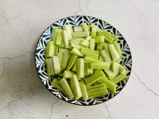 4、蒜蓉蒸丝瓜,放入盘中