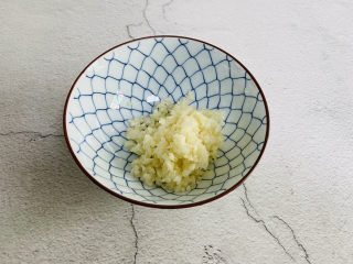 7、蒜蓉蒸丝瓜,放入碗中