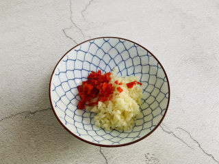 8、蒜蓉蒸丝瓜,辣椒丁放入碗中