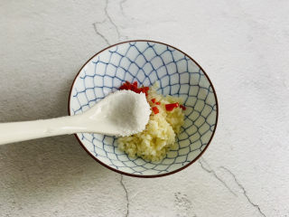 9、蒜蓉蒸丝瓜,加入适量盐